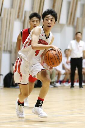 男子予選リーグ　本丸－梅丘（東京）　第４クオーター、ボールを運ぶ本丸の相馬遼大＝アオーレ長岡