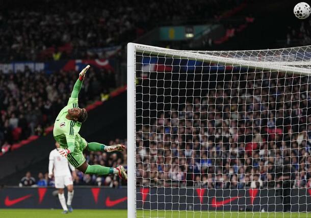 日本-イングランド 前半、ボールに飛びつくGK鈴木彩=ロンドン(共同)