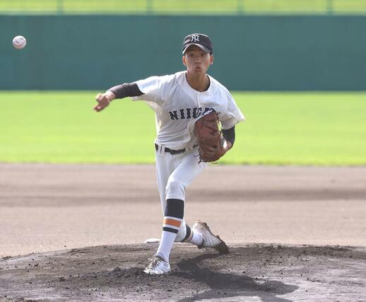 長岡大手－新潟工　新潟工の先発松本敬吾＝１９日、柏崎市佐藤池