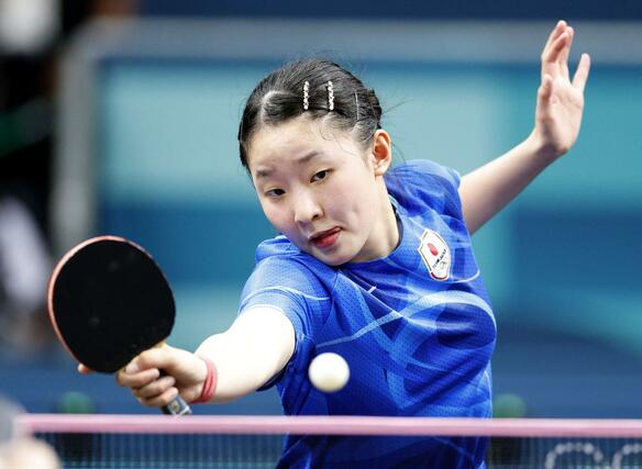 女子団体決勝　中国戦の第３試合でプレーする張本美和＝パリ（共同）