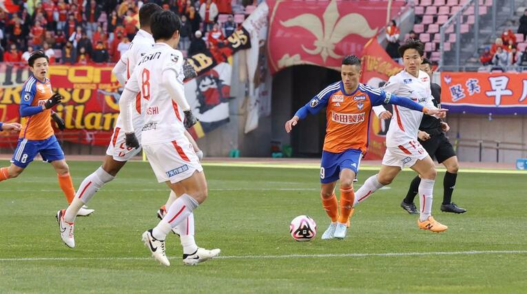 新潟－名古屋　後半、ボールを運ぶＦＷ小野裕二と、攻め込むＭＦ宮本英治（左端）＝ビッグスワン（写真映像部・金子悟）