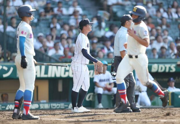 2回花咲徳栄 先制点をとられる新潟産大付の宮田塁翔(中央)投手