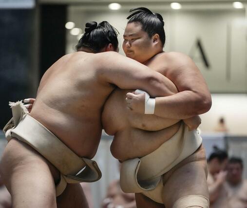 二所ノ関一門の連合稽古で、汗を流す琴桜（右）＝大阪市北区のグランフロント大阪