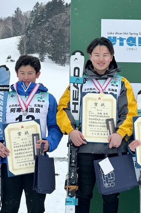 男子回転で優勝した高橋陸都(右・関根学園)と2位の塩沢中出身の片山大斗(左・北海道・小樽双葉)=2月11日、北海道釧路市