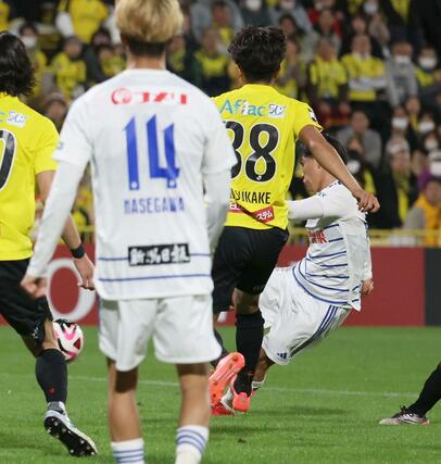 柏－新潟　後半追加タイム、ＤＦ藤原奏哉（右）が同点ゴールを決めて、１－１＝三協Ｆ柏