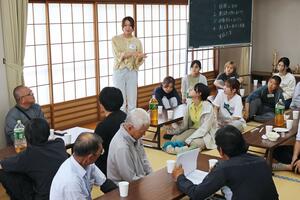 集落の活性化などについて新潟大の学生と石黒地区の住民が意見を交わした交流会=柏崎市高柳町石黒