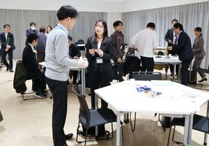 若手起業家が金融機関などとの関係づくりに努めた交流会=長岡市大手通2
