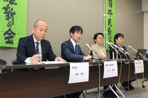 １区伊藤和成氏（右から３人目）、２区金井典子氏（右から２人目）の出馬会見＝２２日、県庁