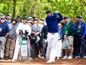 　第１ラウンド、２番で第２打を放つ松山英樹＝オーガスタ・ナショナルＧＣ（共同）