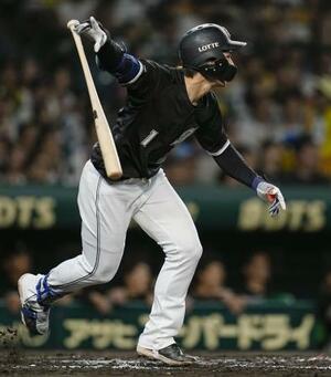 7回ロッテ2死二、三塁、藤原が左前に勝ち越し2点打を放つ=甲子園