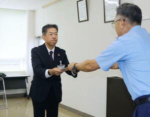 認定証を受け取る第四北越銀行加茂支店の髙澤浩支店長=加茂署