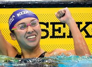 女子400メートル自由形で優勝し喜ぶ梶本一花=東京アクアティクスセンター