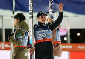 　スキー・ジャンプのフライング世界選手権で３位に入った二階堂蓮（中央）＝２４日、オーベルストドルフ（ロイター＝共同）