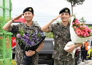 10日、韓国軍での兵役を終えたBTSのRMさん(左)とVさん=韓国北東部春川(共同)
