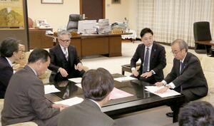 花角英世知事（右）に２０２６年度の予算要望をした未来にいがたの県議＝２５日、県庁