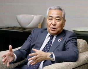 　インタビューに答える佐賀銀行の坂井秀明頭取