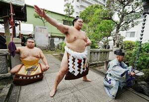 野見宿禰神社で土俵入りを行う横綱大の里。太刀持ち高安=12日、東京都墨田区(代表撮影)
