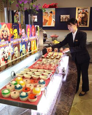レトロでかわいらしいスイーツが並ぶビュッフェ=長岡市台町2のホテルニューオータニ長岡