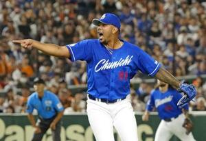 　５回、２死二、三塁のピンチで巨人の代打荒巻を空振り三振に仕留め、雄たけびを上げる中日・メヒア＝東京ドーム