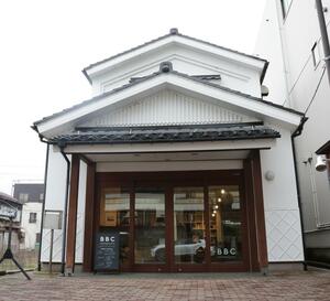 ３月１日で営業を終了する「ＢＢＣ　Ｋａｍｏ　Ｍｉｙａｇｅｍｏｎｏ　Ｃｅｎｔｅｒ」。４月から加茂市の観光案内所になる予定＝加茂市穀町