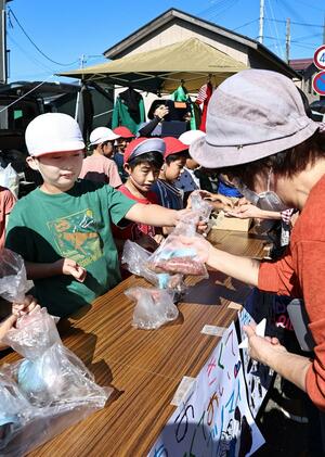 手塩にかけて育てたサツマイモを朝市で販売する下黒川小の児童たち=上越市柿崎区