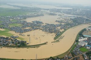大雨の影響で五十嵐川の堤防が決壊した三条市=2004年7月14日