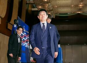 サッカーW杯北中米3カ国大会に臨む日本代表メンバー発表記者会見を終え、引き揚げる森保一監督(手前)=15日、東京都内