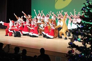 親子連れがダンスやショーを楽しんだクリスマスこども大会＝１３日、新潟市中央区