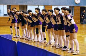 優勝し、喜ぶ女子の新潟中之口VCメンバーたち=柏崎市総合体育館