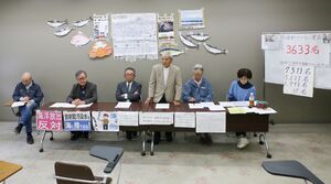 柏崎刈羽原発の再稼働に反対する署名を提出した市民団体「柏崎刈羽原発再稼働をさせない会・村上」の記者会見=20日、県庁