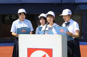 開会式に向け、司会の練習をする4人の女子マネジャー=エコスタ