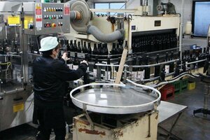 立春朝搾りの瓶詰め作業=4日、柏崎市新橋