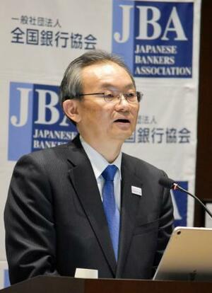 記者会見する全国銀行協会の半沢淳一会長=18日午後、東京都千代田区
