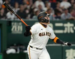 　８回巨人１死、代打丸が右越えに逆転満塁本塁打を放つ＝東京ドーム