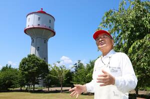 水道タンクの近くで、長岡空襲を振り返る小林善雄さん=長岡市水道町3