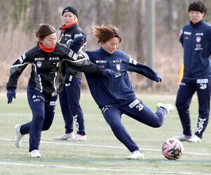 3試合連続フル出場しているMF白井ひめ乃(中央)=聖籠町