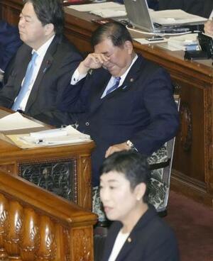 参院本会議で立憲民主党の辻元清美代表代行(手前)の代表質問を聞く石破茂首相(奥右)=2024年12月
