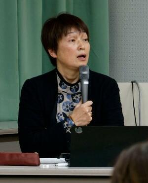 　性暴力根絶条例制定を目指す講演会で話す仲律子さん＝１８日午後、岡山市