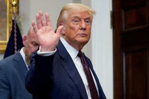 米ホワイトハウスで手を振るトランプ大統領=7月31日(ロイター=共同)