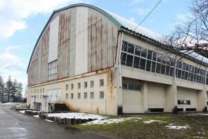 ２０２５年度末で廃止が決まった山王体育館＝五泉市村松甲