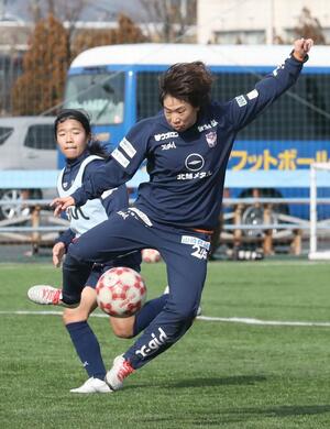 練習から貪欲にゴールへ迫るFW児野=1月22日、新潟市西区