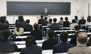 アジアナンバーワンの人材養成を目指す戦略を説明した三条市立大学の年頭式＝三条市上須頃