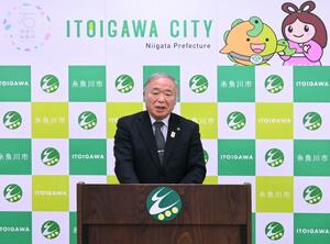 定例会見で糸魚川市長選不出馬を正式表明した米田徹市長=1月20日、糸魚川市役所