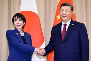 日中首脳会談を前に中国の習近平国家主席(右)と握手を交わす高市首相=31日、韓国・慶州(代表撮影・共同)
