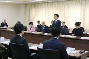 三条市の2025年度当初予算案を、市議会の概要説明会で発表する滝沢亮市長(奥中央)=2月17日、三条市議会