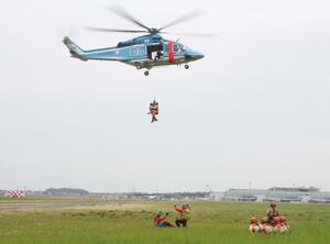 県警機動隊レンジャー部隊の新人隊員がヘリを使い、要救助者を収容する訓練=31日、新潟市東区の新潟空港