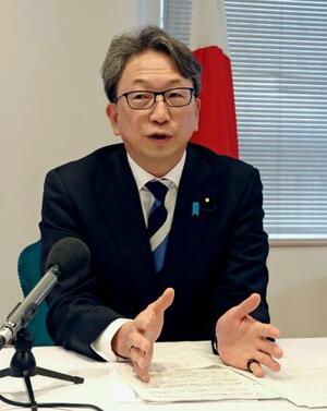 27日、ロンドンで記者会見する平サイバー安保相(共同)