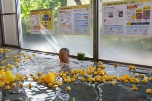 防災について考えてもらう展示が始まった花の湯館の浴室=9月1日、新潟市秋葉区天ケ沢
