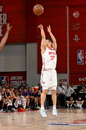 ブルズの一員としてキングズ戦でシュートを放つ河村=ラスベガス(NBAE・ゲッティ=共同)
