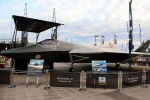 日本、英国、イタリアが共同開発する次期戦闘機の実物大模型=9日、ロンドン(共同)